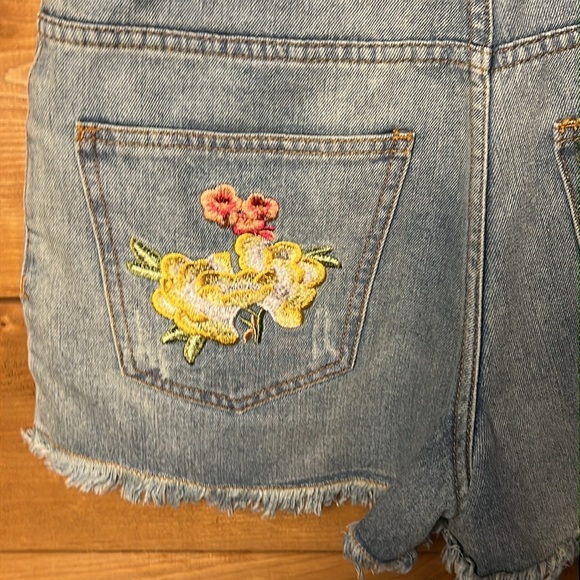 Carole Christian Women’s Embroidered Denim Jean Shorts Med distressed Mid- rise - Picture 6 of 10